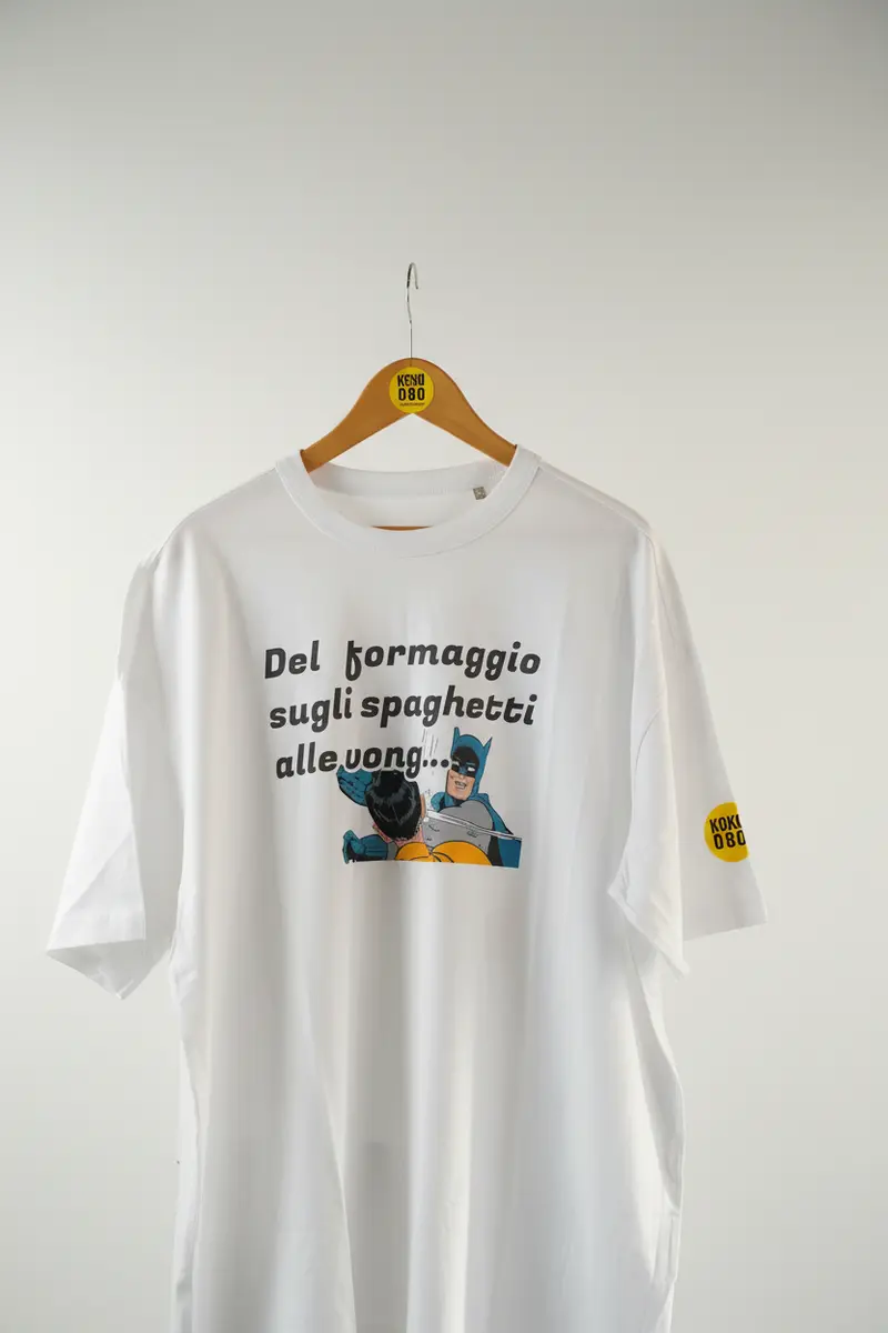 KOKOBO T-Shirt "Del formaggio sugli spaghetti alle vong..." - Oversized Bianca Meme Cucina Italiana
