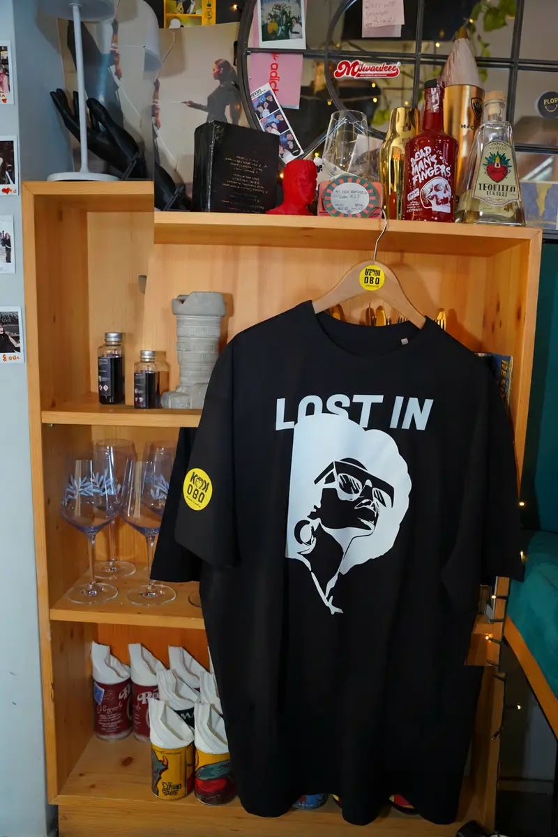 KOKOBO T-Shirt "Lost In Music" - Oversized Nera con Ritratto Stencil Art 10°