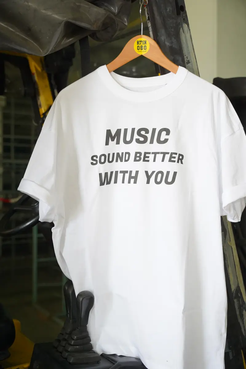 KOKOBO T-Shirt "Music Sound Better With You" - Oversized Bianca con Smiley Face 1°