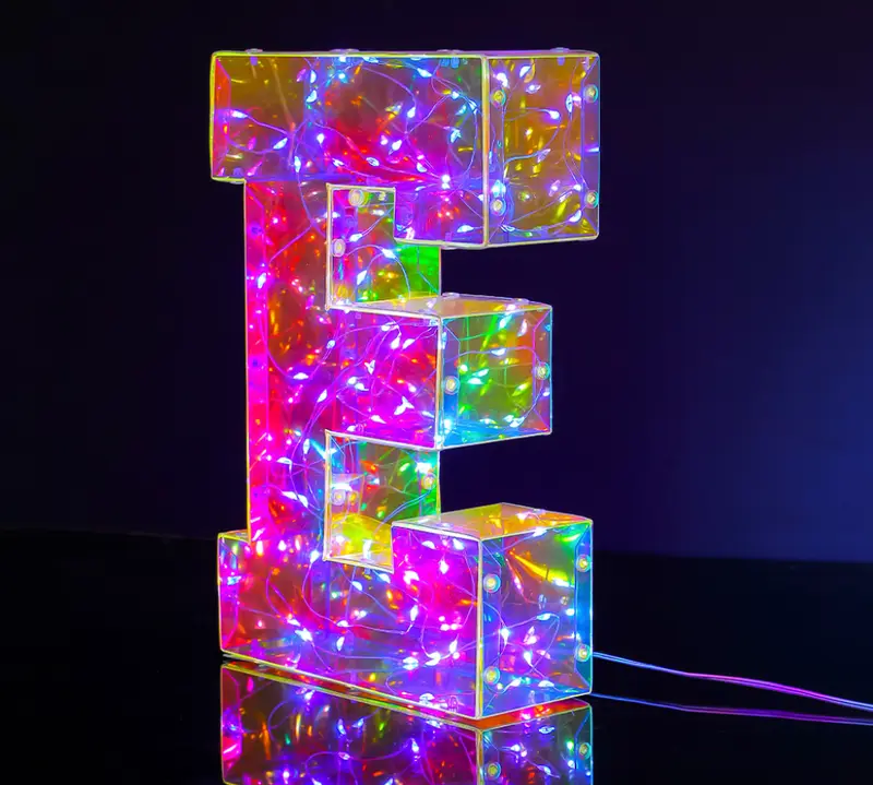 Lampada a LED USB Multicolore - Lettera "E"