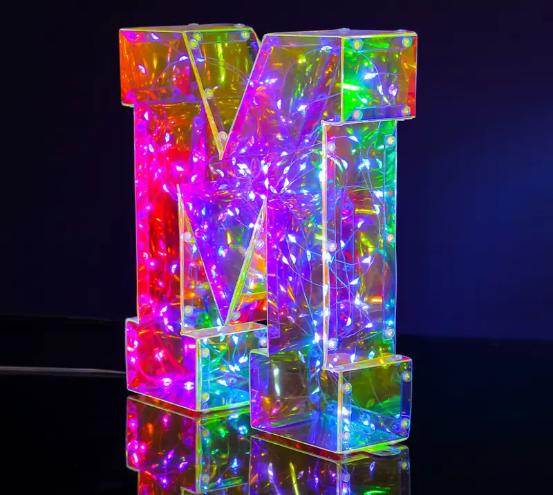 Lampada a LED USB Multicolore - Lettera "M"